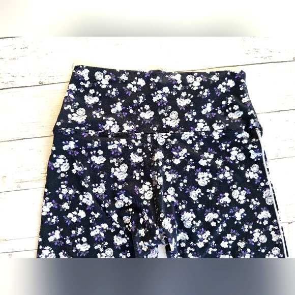 Victoria's Secret PINK ULTIMATE Black Purple Floral Leggings White Stripe Size M - Picture 7 of 7